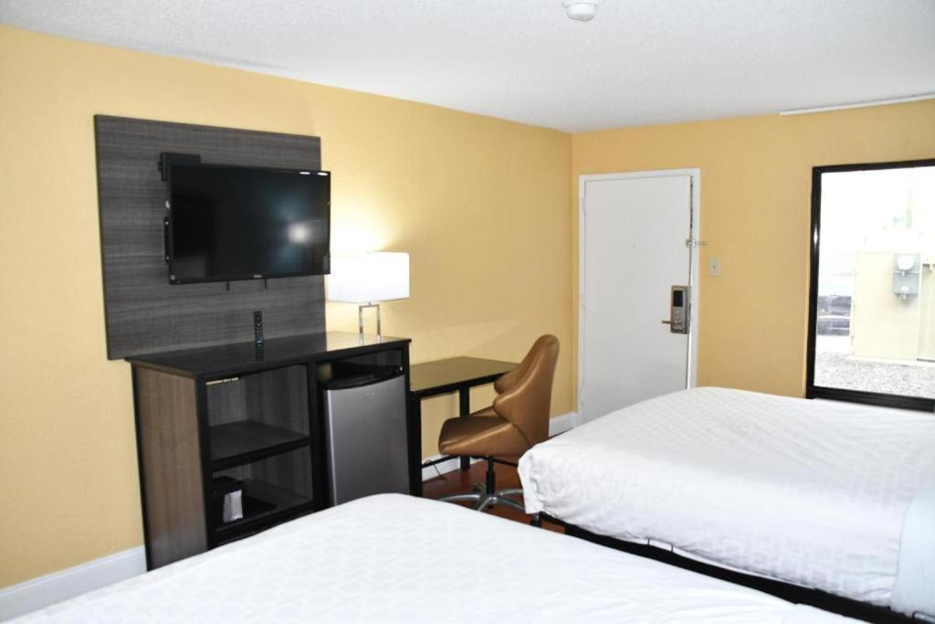 Baymont By Wyndham Macon I-75 Motel Exterior photo