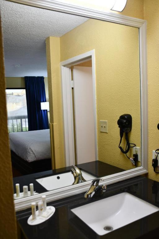 Baymont By Wyndham Macon I-75 Motel Exterior photo