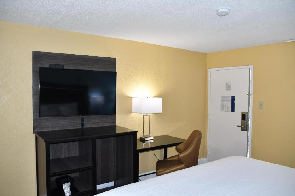Baymont By Wyndham Macon I-75 Motel Exterior photo
