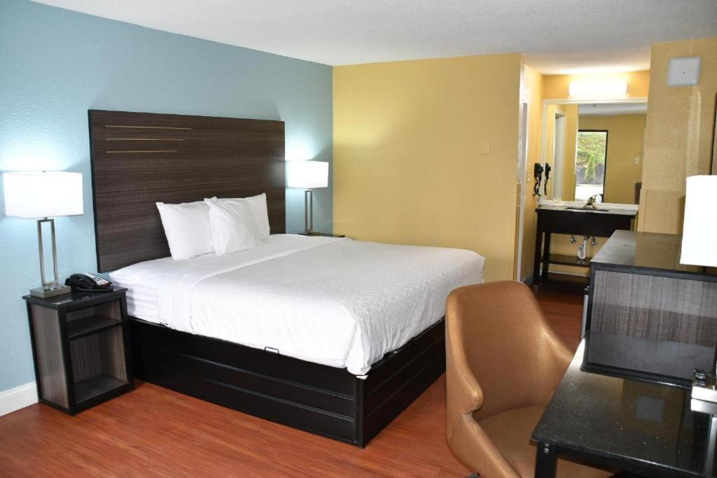Baymont By Wyndham Macon I-75 Motel Exterior photo